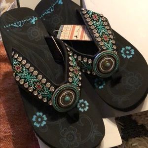 NWT Mountain West flip flops